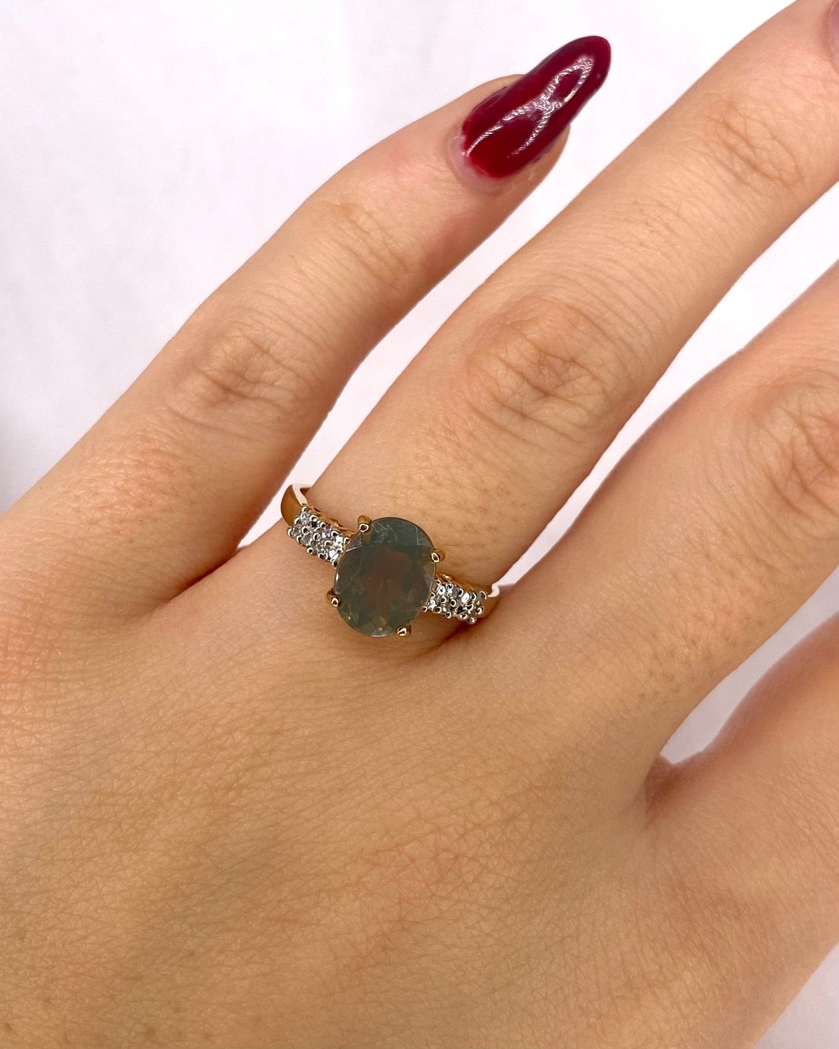 Bague Solitaire Opale Facettée 1.54 carat &amp; 8 Diamants "Anastasia" - Elliade Paris