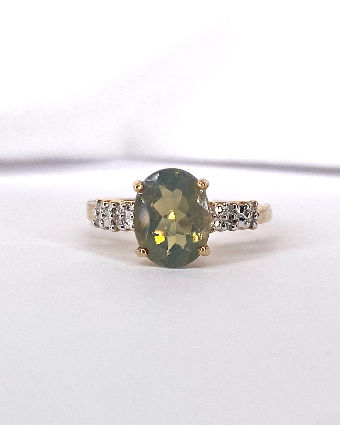 Bague Solitaire Opale Facettée 1.54 carat &amp; 8 Diamants "Anastasia" - Elliade Paris