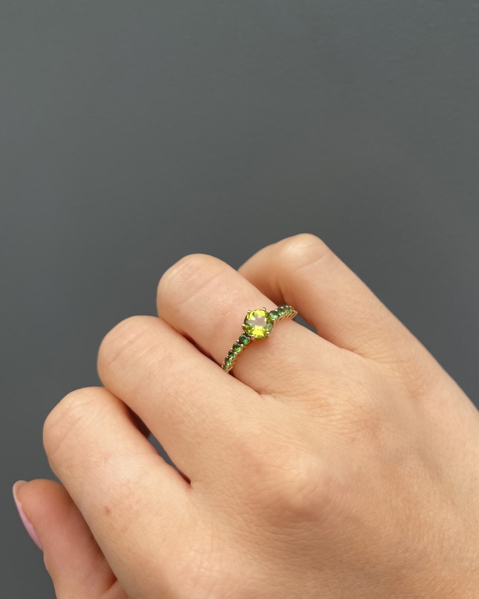 Bague Solitaire Péridot 0.70 carat &amp; Grenats "Estelle" - Elliade Paris