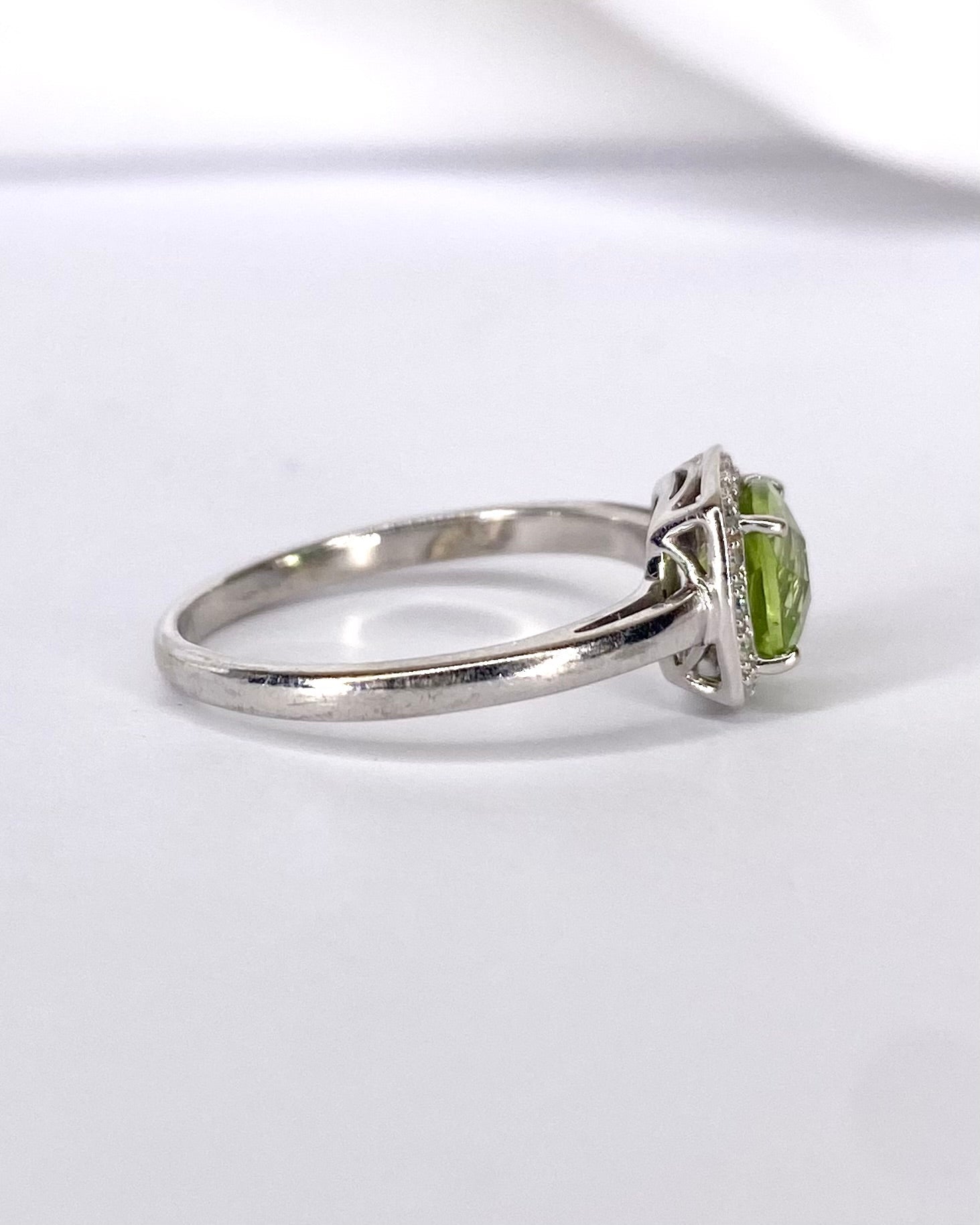 Bague Solitaire Péridot 1.30 carat &amp; 16 Diamants "Magdalena" - Elliade Paris