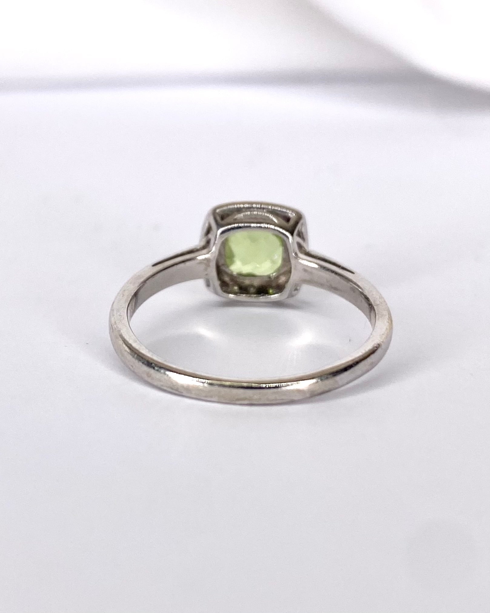 Bague Solitaire Péridot 1.30 carat &amp; 16 Diamants "Magdalena" - Elliade Paris