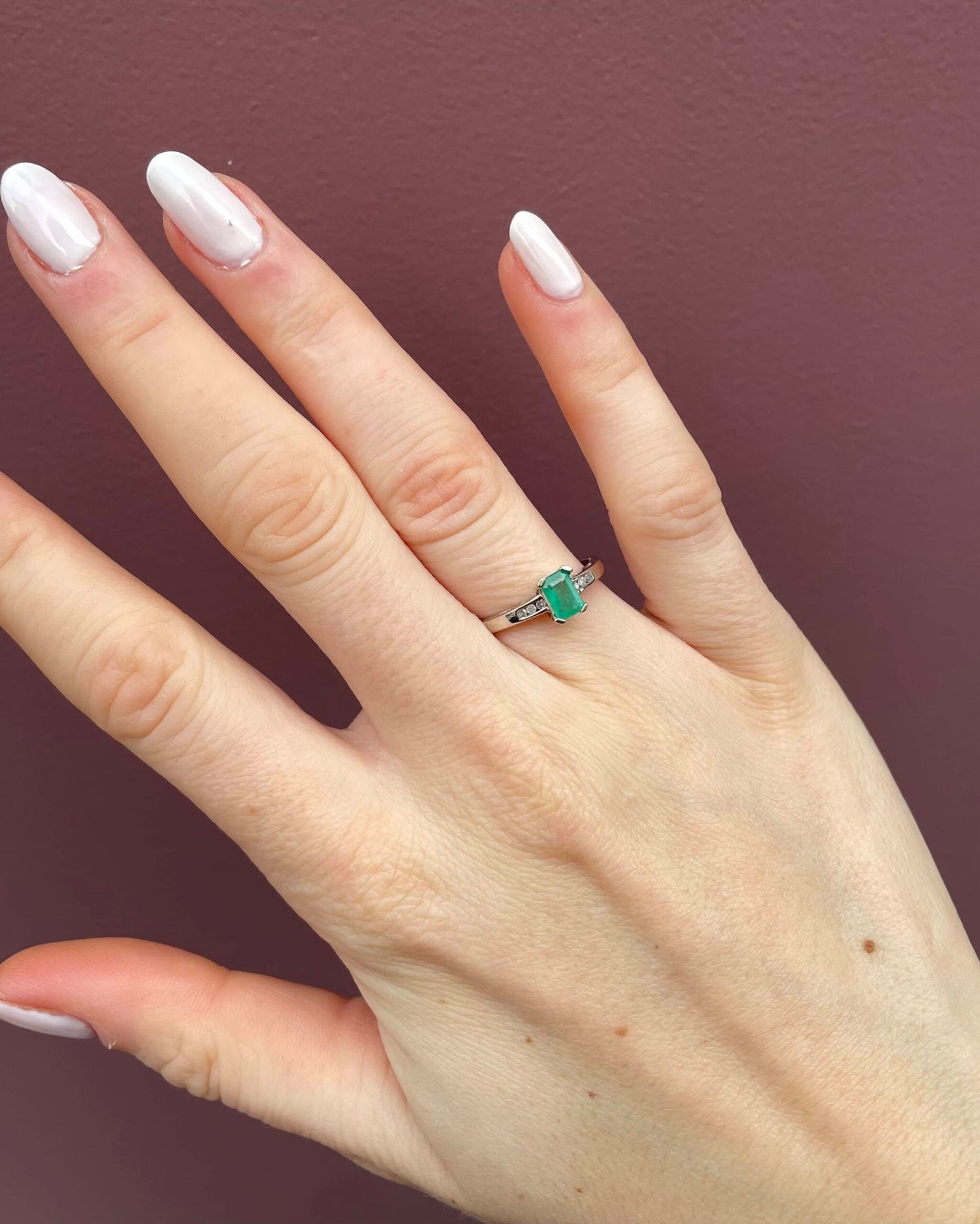 Anillo vintage &quot;Alexia&quot; con esmeralda de 0,50 quilates y diamantes