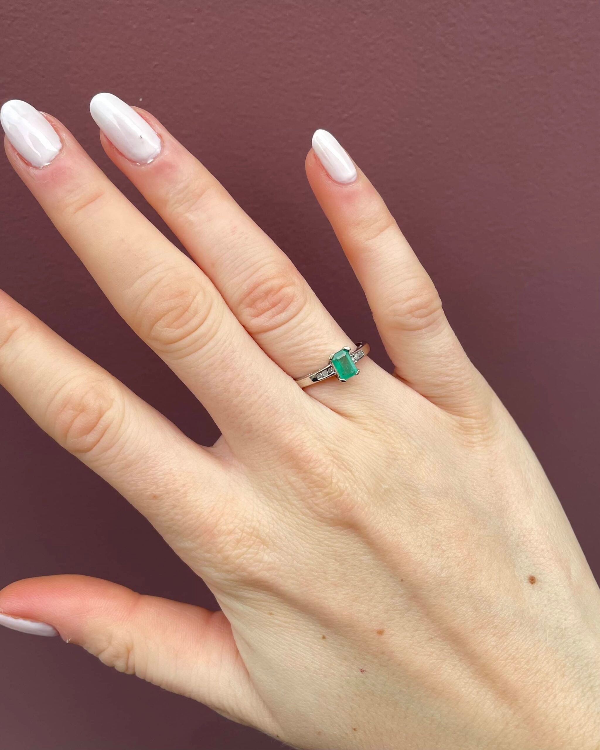 Anillo vintage &quot;Alexia&quot; con esmeralda de 0,50 quilates y diamantes