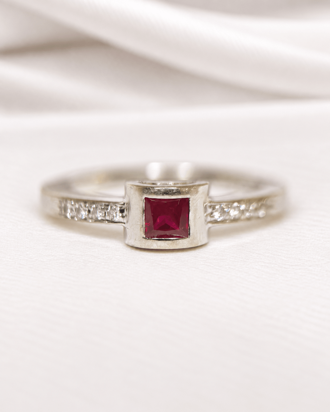Bague Solitaire Rubis 0.30 carat &amp; Diamants 4.31g "Ernest" - Elliade Paris