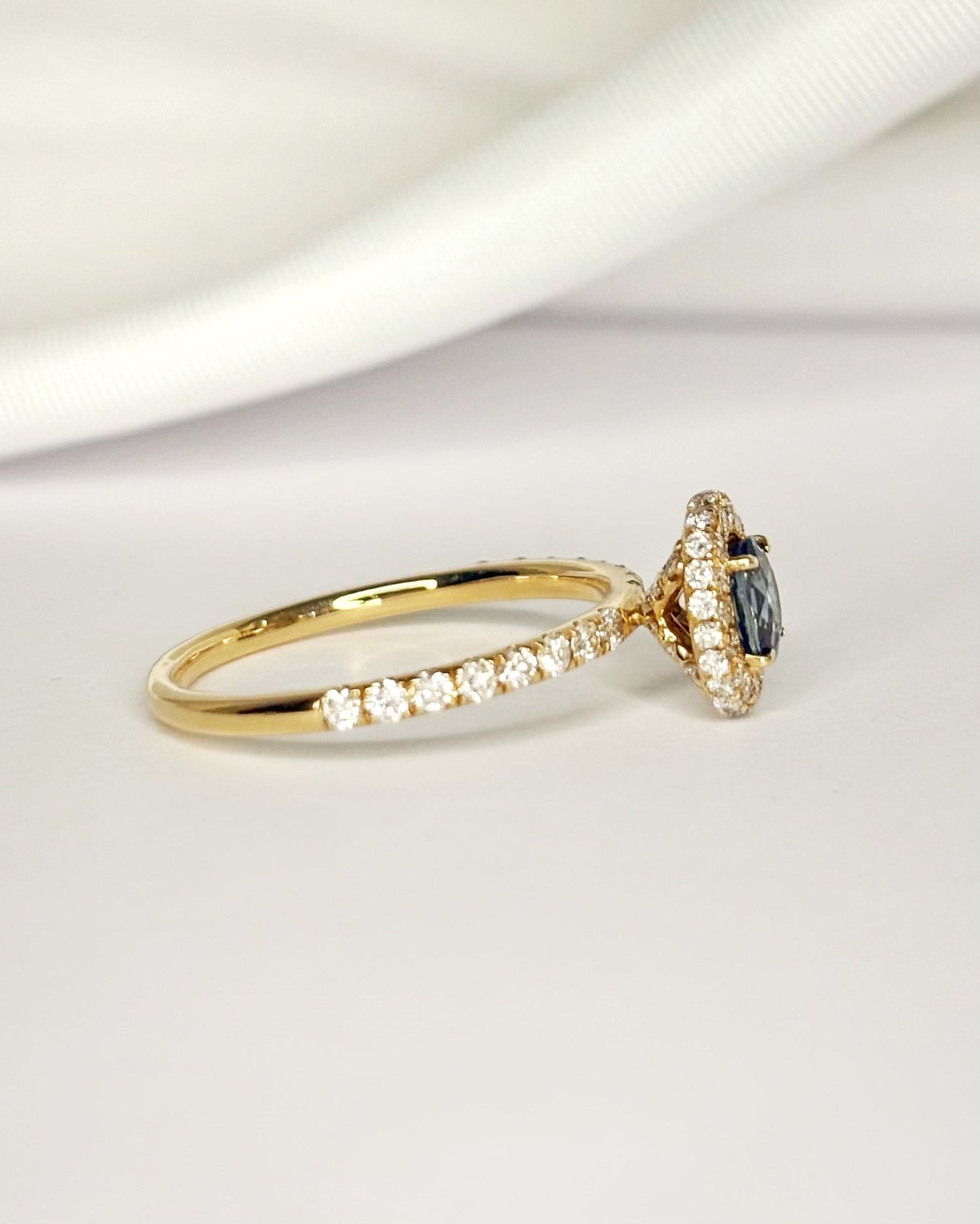 Bague Solitaire Saphir 0.40 carat &amp; Diamants 0.64 carat "Magda" - Elliade Paris