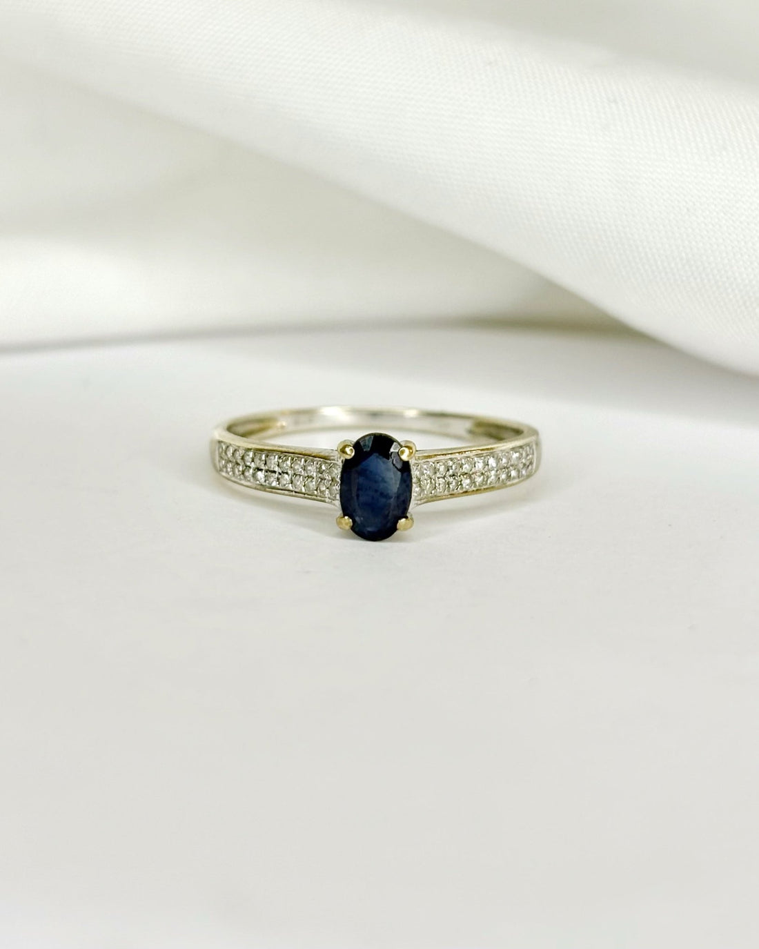 Bague Solitaire Saphir 0.60 carat &amp; 44 Diamants &quot;Oxine&quot; - Elliade Paris