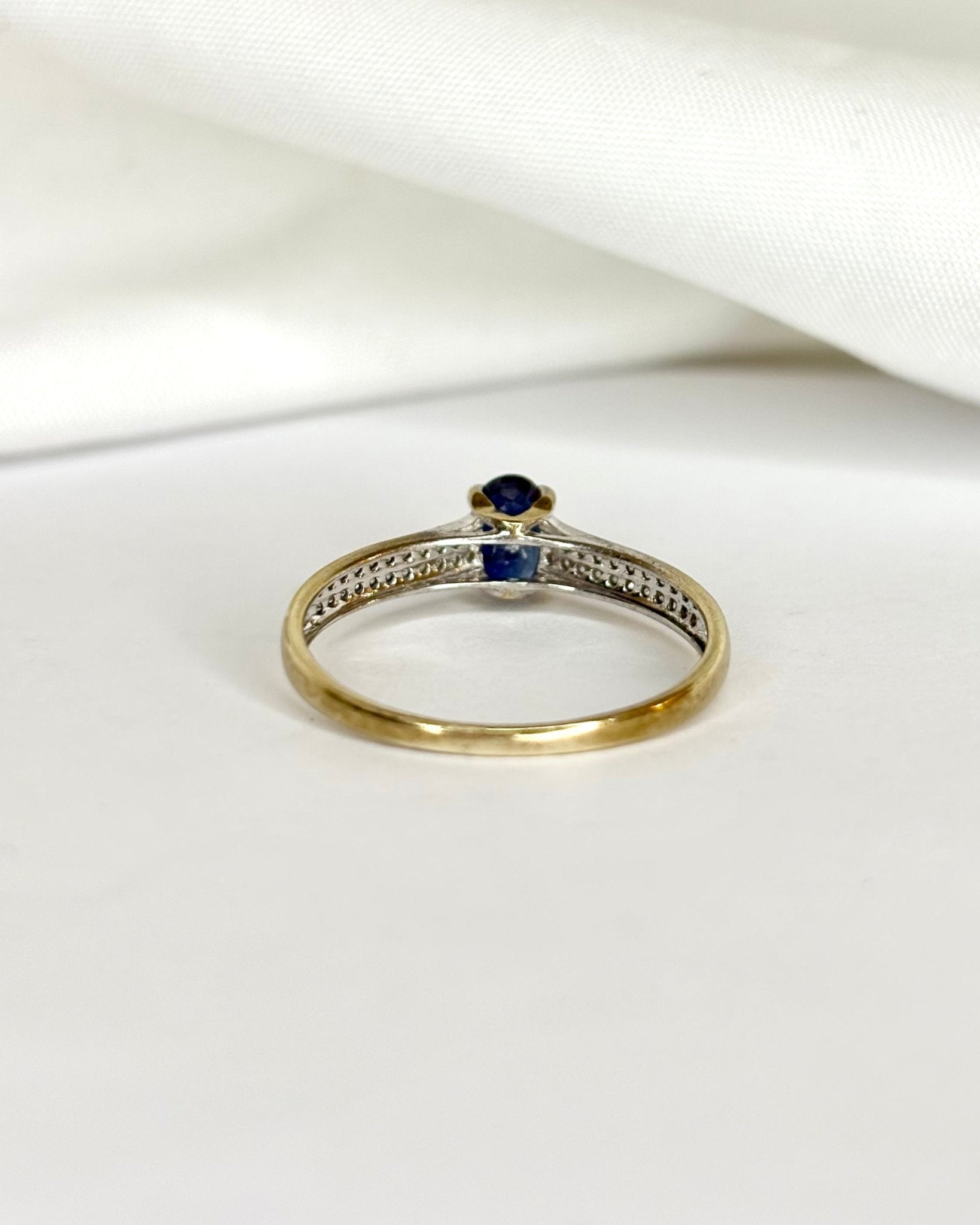 Bague Solitaire Saphir 0.60 carat &amp; 44 Diamants "Oxine" - Elliade Paris