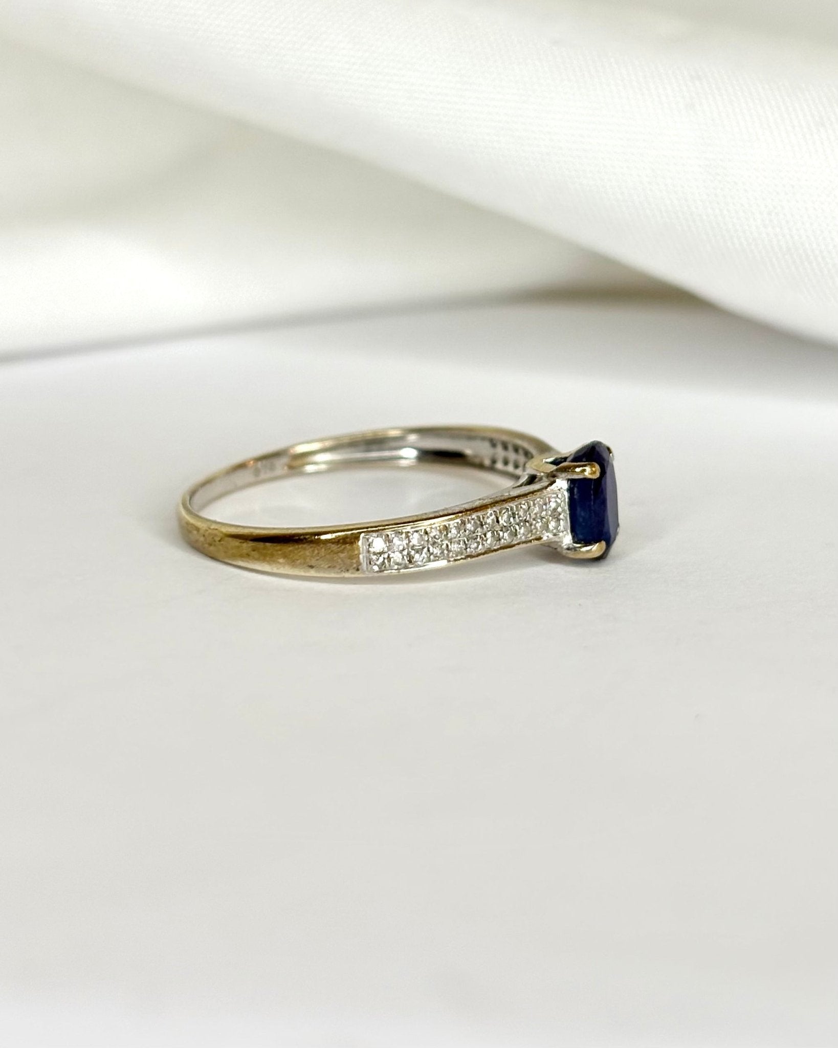 Bague Solitaire Saphir 0.60 carat &amp; 44 Diamants "Oxine" - Elliade Paris
