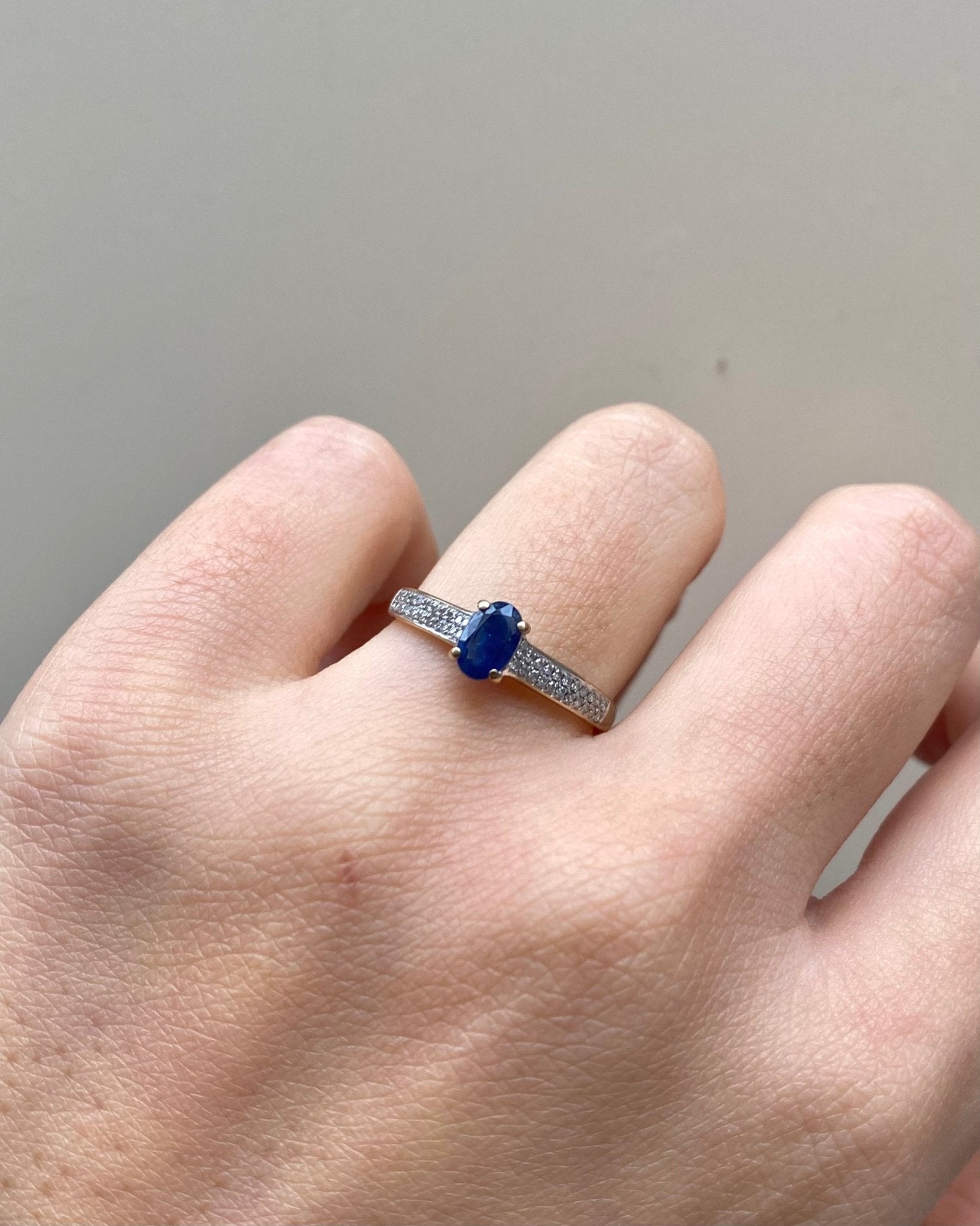 Bague Solitaire Saphir 0.60 carat &amp; 44 Diamants "Oxine" - Elliade Paris