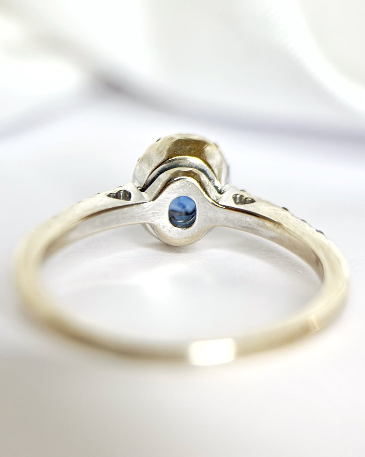 Bague Solitaire Saphir 0.61 carat &amp; Diamants 0.22 carat "Edwige" - Elliade Paris