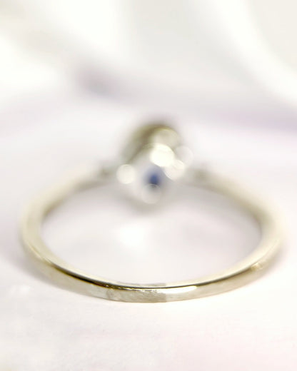 Bague Solitaire Saphir 0.61 carat &amp; Diamants 0.22 carat "Edwige" - Elliade Paris