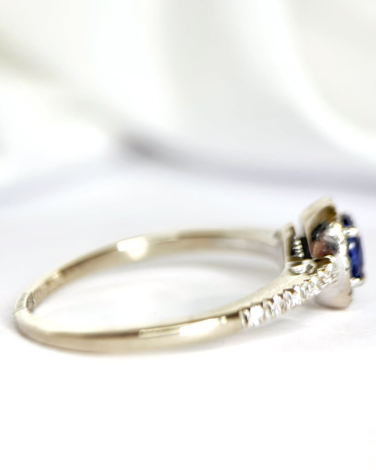 Bague Solitaire Saphir 0.61 carat &amp; Diamants 0.22 carat "Edwige" - Elliade Paris