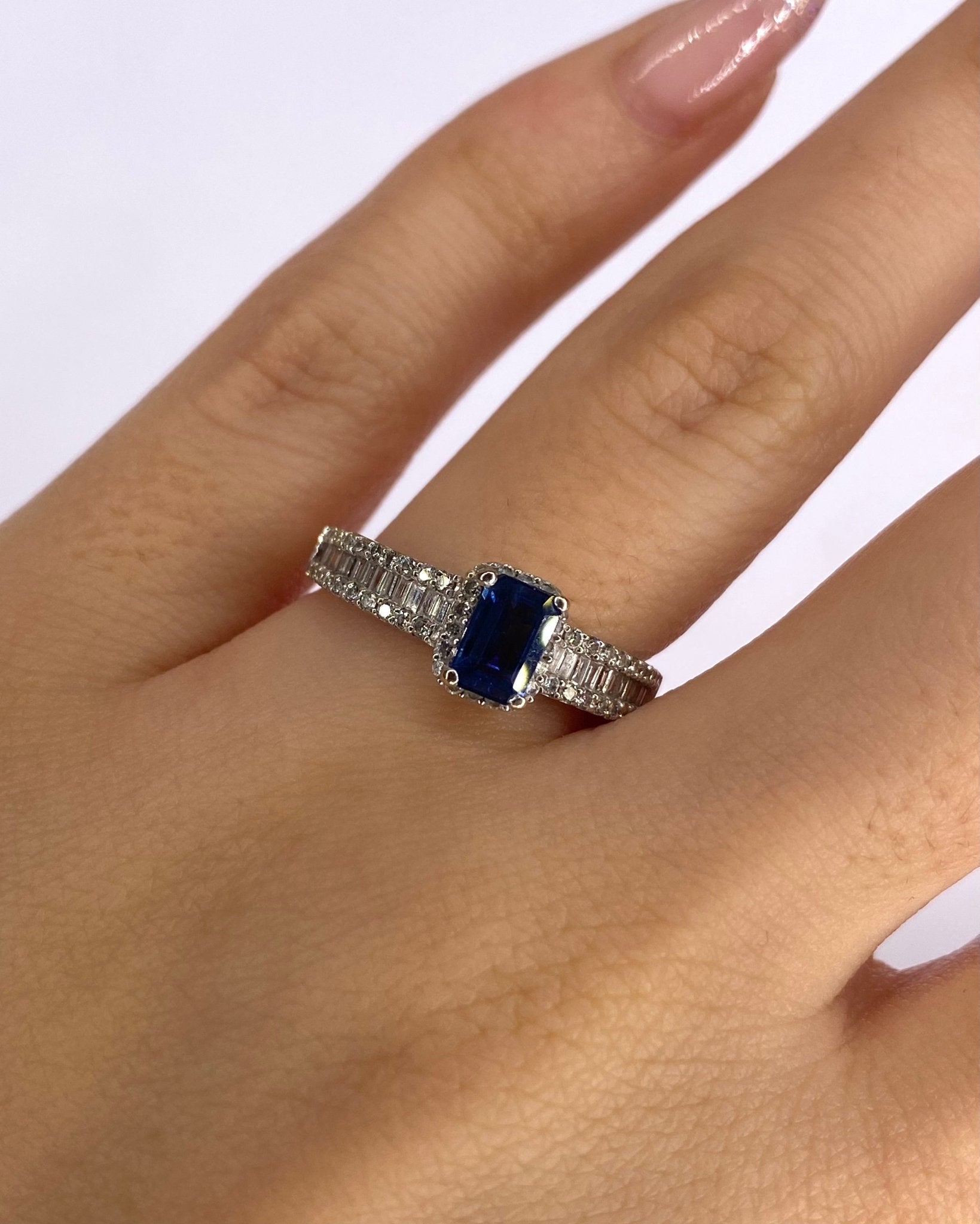 Bague Solitaire Saphir 0.82 carat &amp; Diamants 0.83 carat "Baya" - Elliade Paris