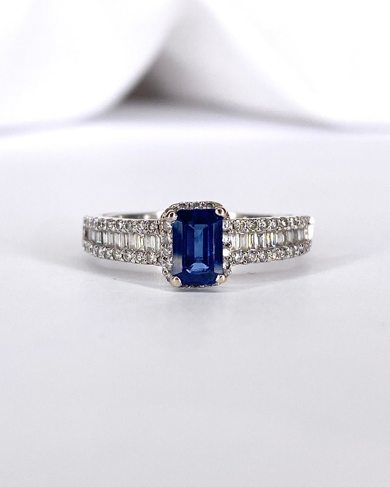 Bague Solitaire Saphir 0.82 carat &amp; Diamants 0.83 carat "Baya" - Elliade Paris