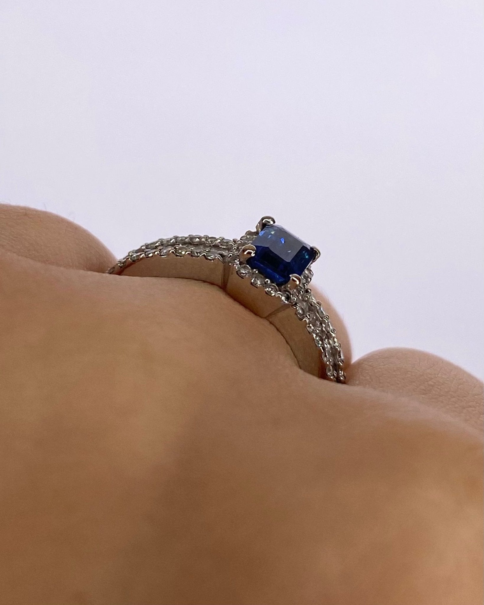 Bague Solitaire Saphir 0.82 carat &amp; Diamants 0.83 carat "Baya" - Elliade Paris