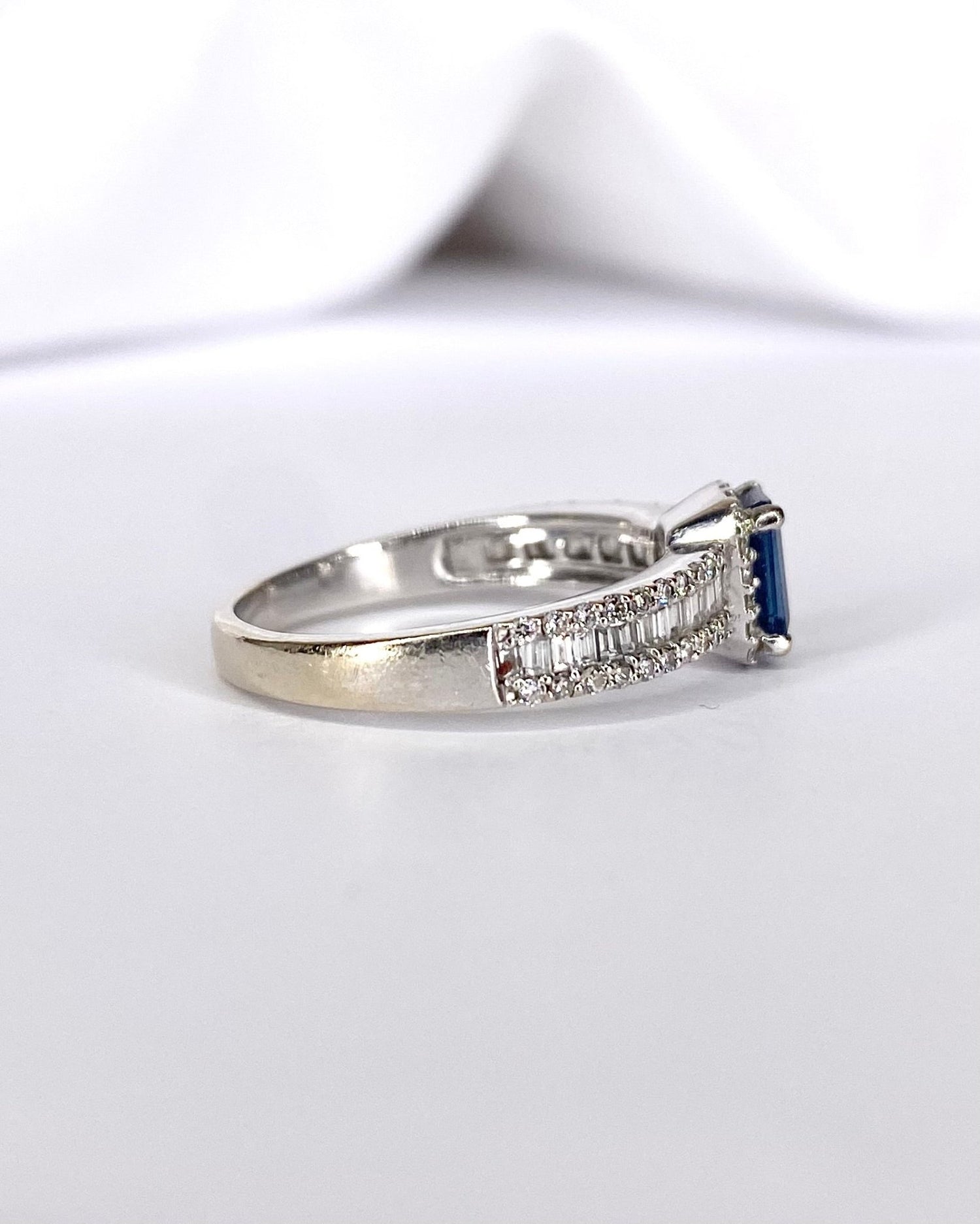 Bague Solitaire Saphir 0.82 carat &amp; Diamants 0.83 carat "Baya" - Elliade Paris