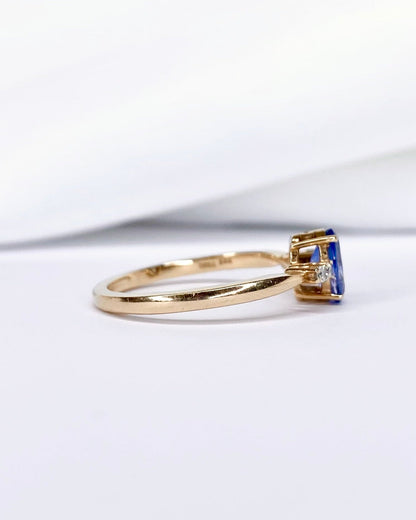 Bague Solitaire Saphir 0.85 carat &amp; 4 Diamants "Elvira" - Elliade Paris