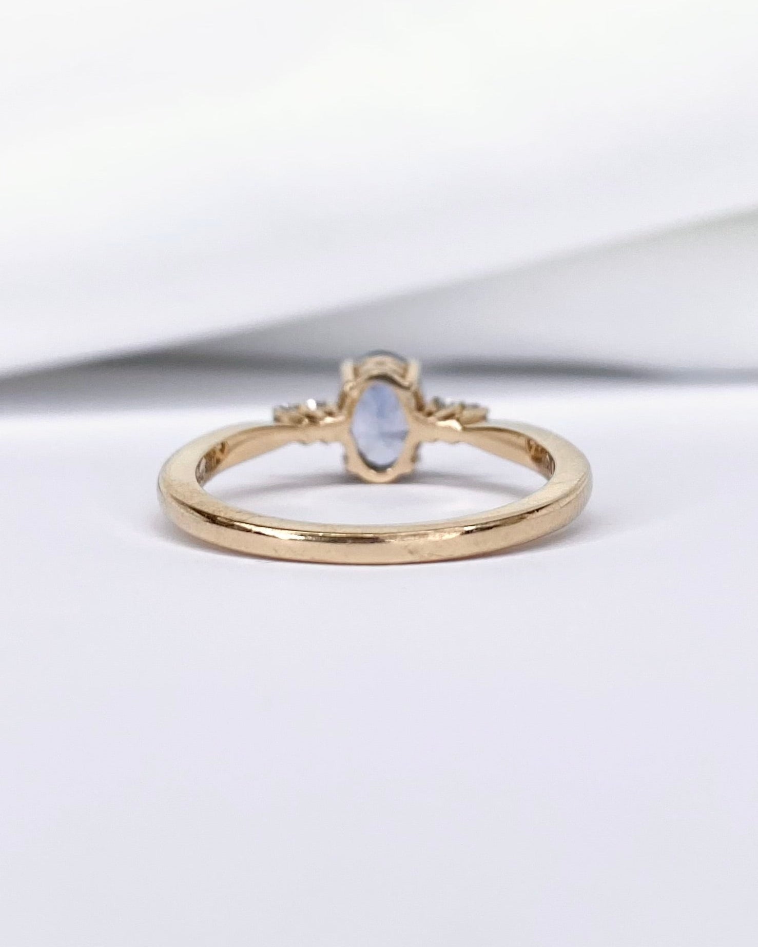 Bague Solitaire Saphir 0.85 carat &amp; 4 Diamants "Elvira" - Elliade Paris