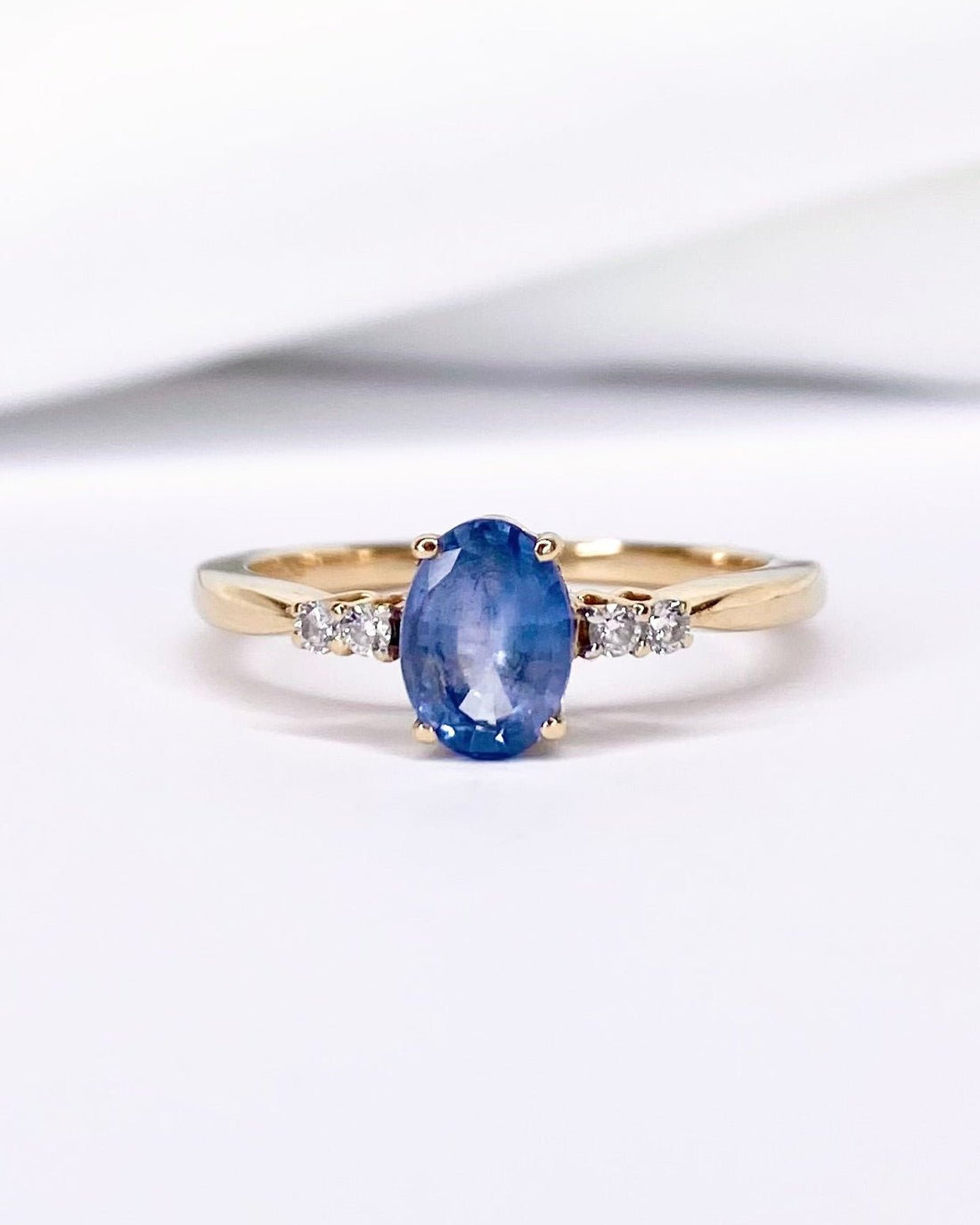 Bague Solitaire Saphir 0.85 carat &amp; 4 Diamants "Elvira" - Elliade Paris