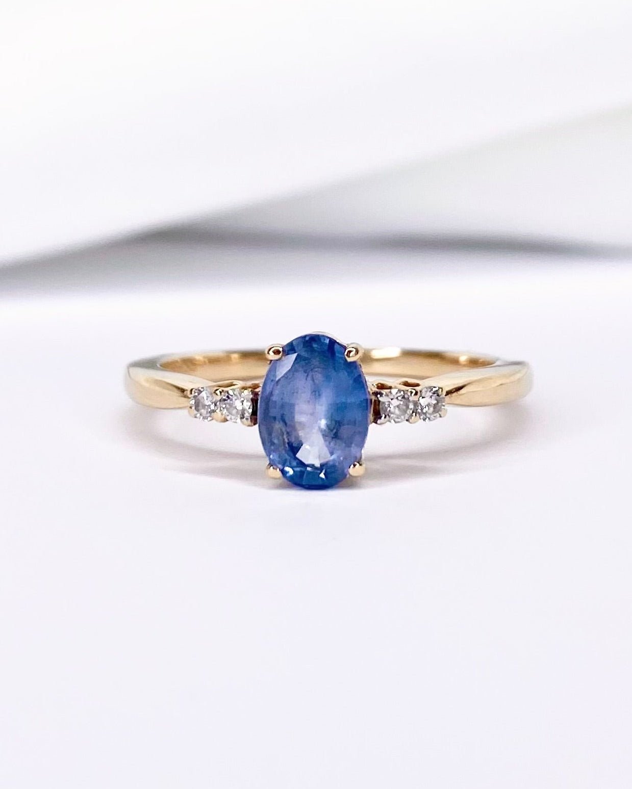 Bague Solitaire Saphir 0.85 carat &amp; 4 Diamants "Elvira" - Elliade Paris