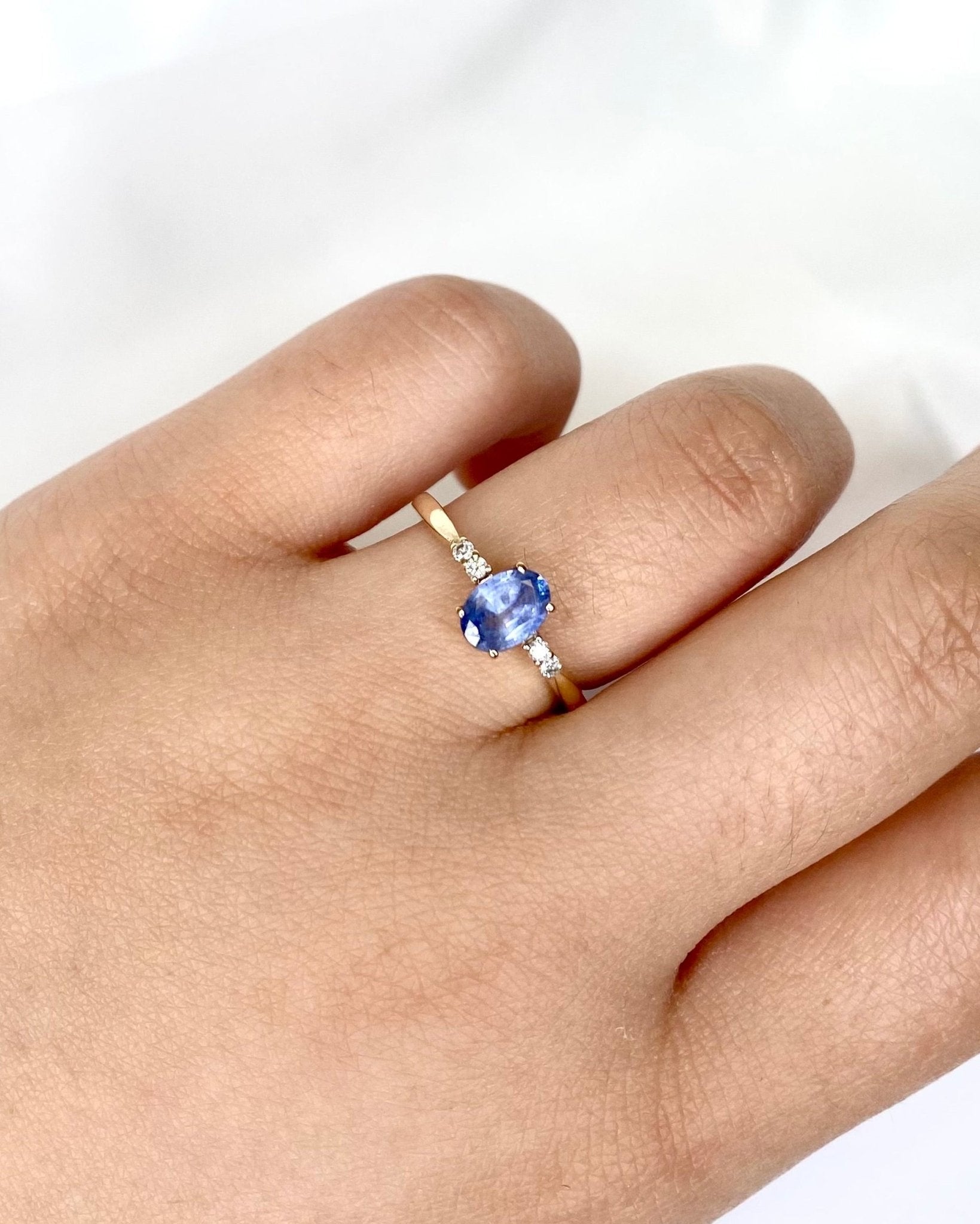 Bague Solitaire Saphir 0.85 carat &amp; 4 Diamants "Elvira" - Elliade Paris