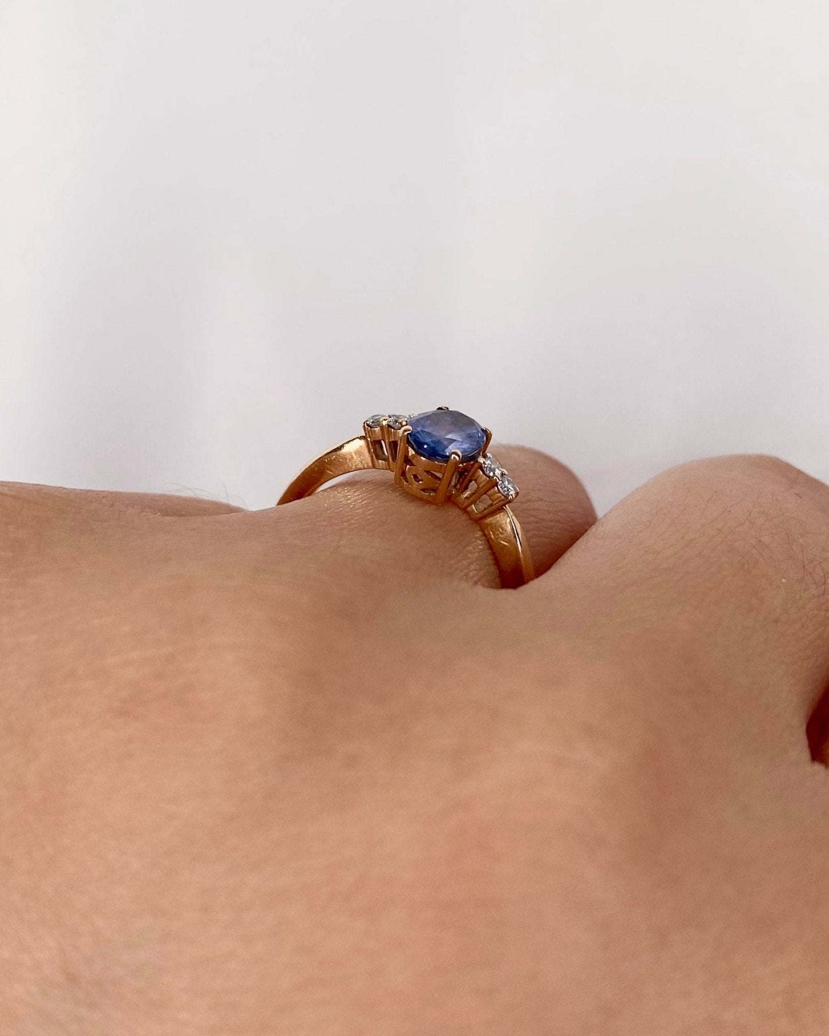 Bague Solitaire Saphir 0.85 carat &amp; 4 Diamants "Elvira" - Elliade Paris