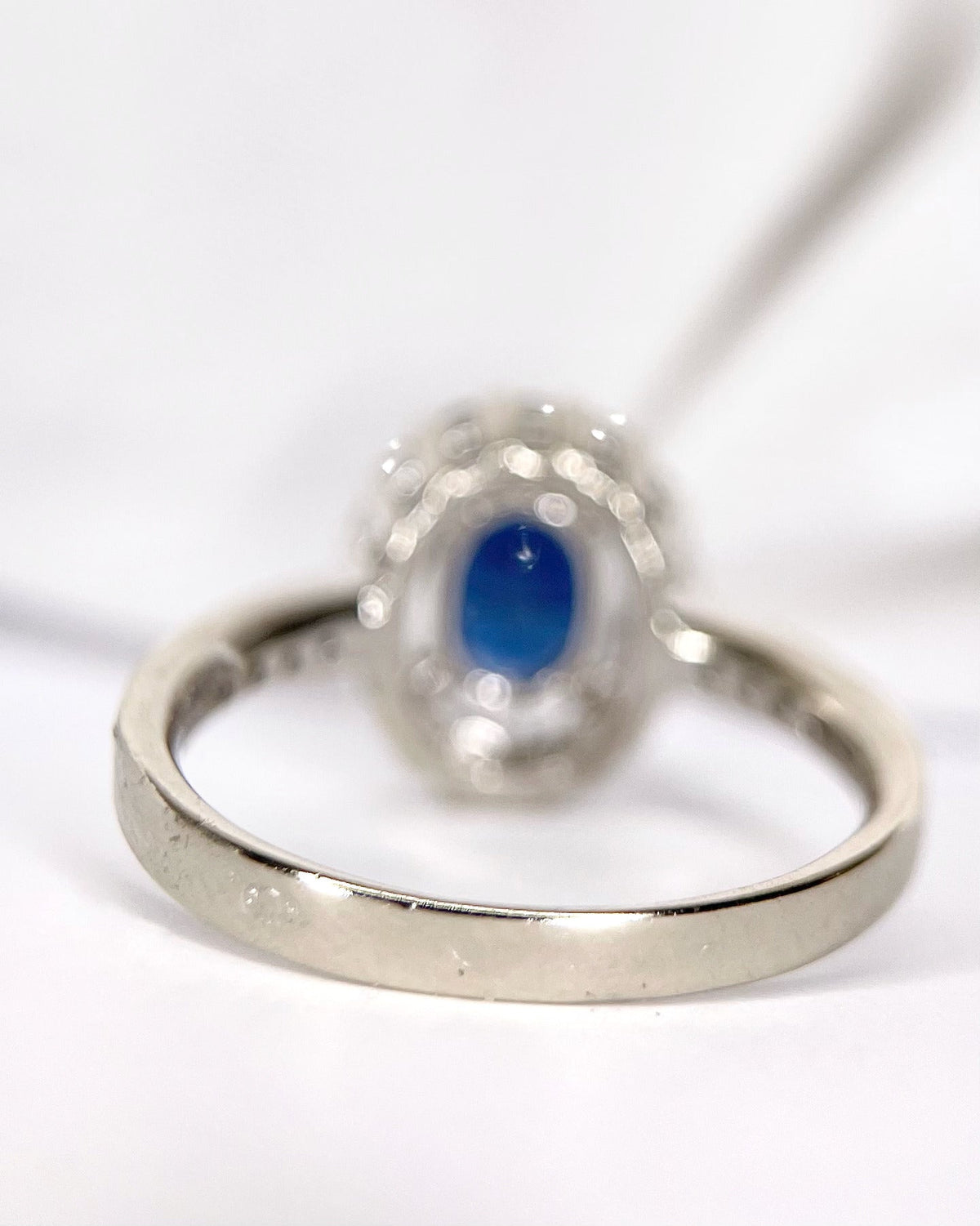 Bague Solitaire Saphir 0.88 carat &amp; Diamants 0.32 carat 4.06g "Elsa" - Elliade Paris