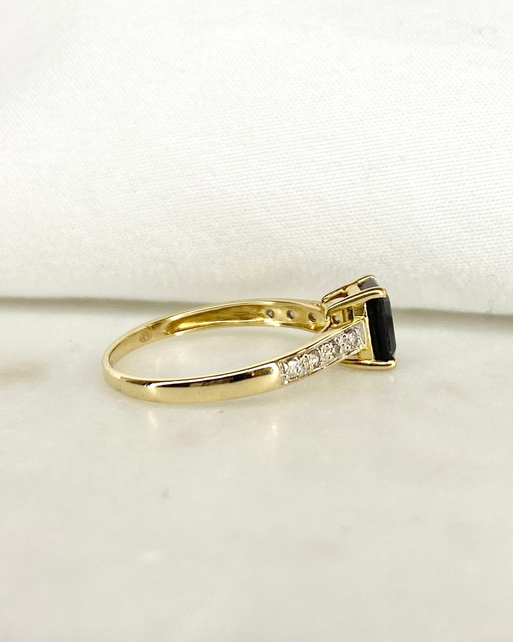 Bague Solitaire Saphir 1.30 carat &amp; 8 Diamants "Loli" - Elliade Paris