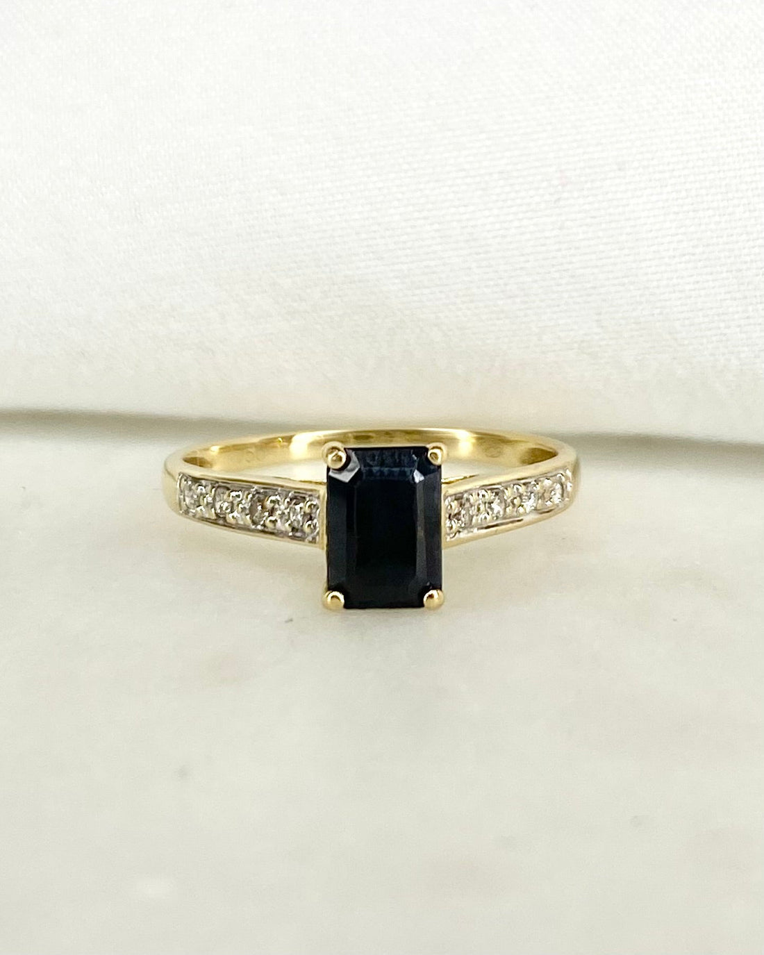 Bague Solitaire Saphir 1.30 carat &amp; 8 Diamants &quot;Loli&quot; - Elliade Paris
