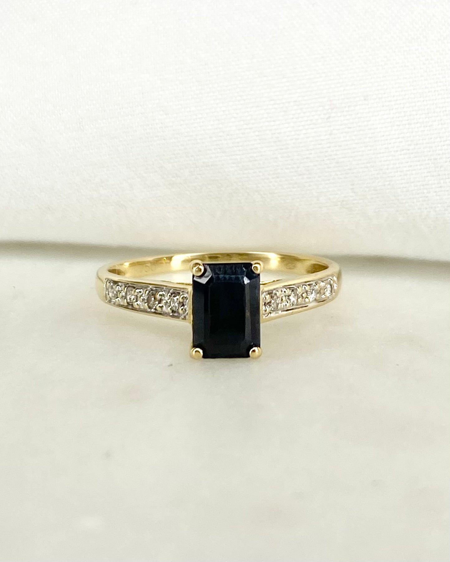 Bague Solitaire Saphir 1.30 carat &amp; 8 Diamants "Loli" - Elliade Paris