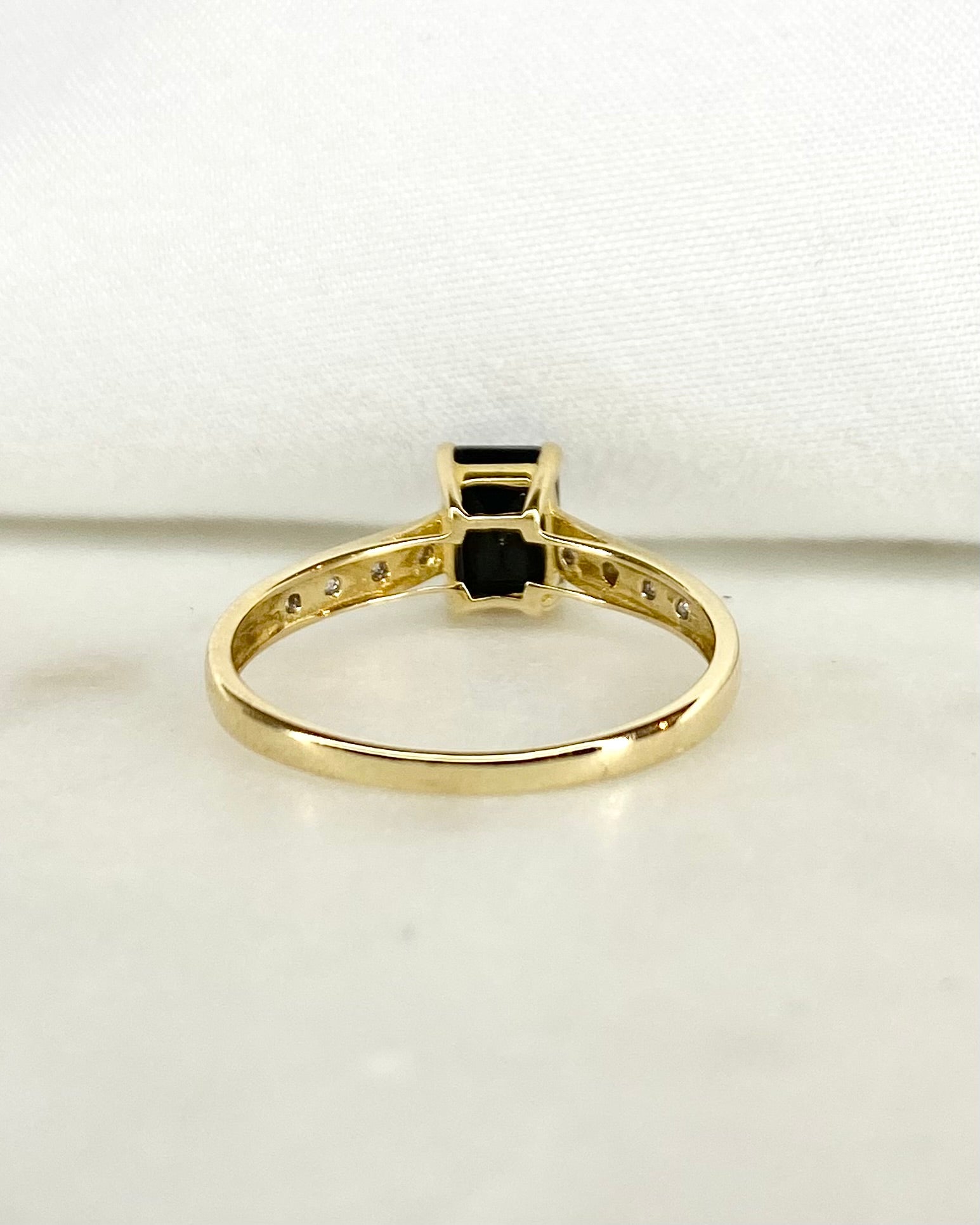 Bague Solitaire Saphir 1.30 carat &amp; 8 Diamants "Loli" - Elliade Paris