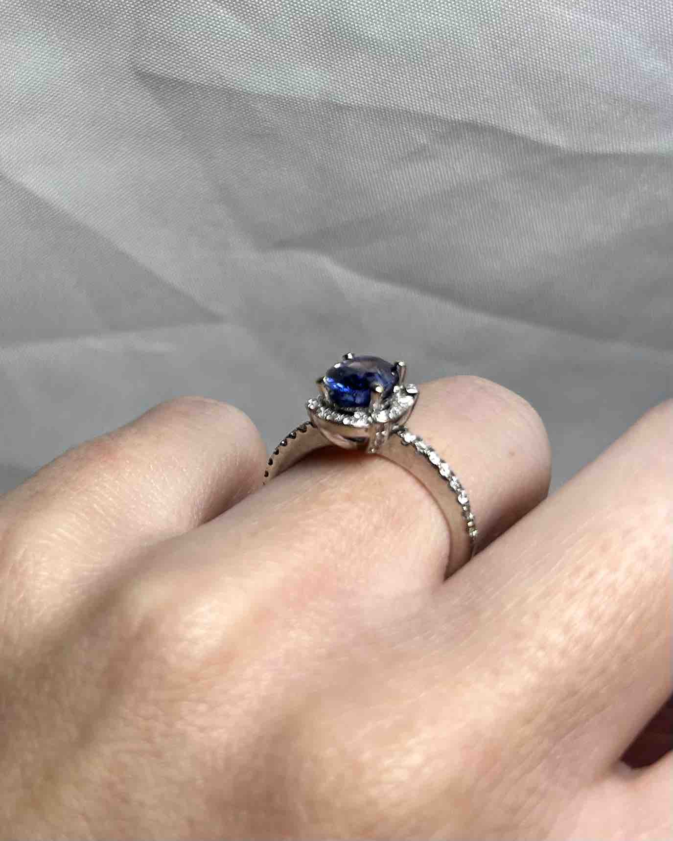 Bague Solitaire Saphir 1.56 carat &amp; 52 Diamants "Sabine" - Elliade Paris