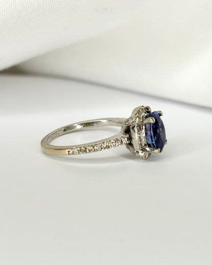 Bague Solitaire Saphir 1.56 carat &amp; 52 Diamants "Sabine" - Elliade Paris