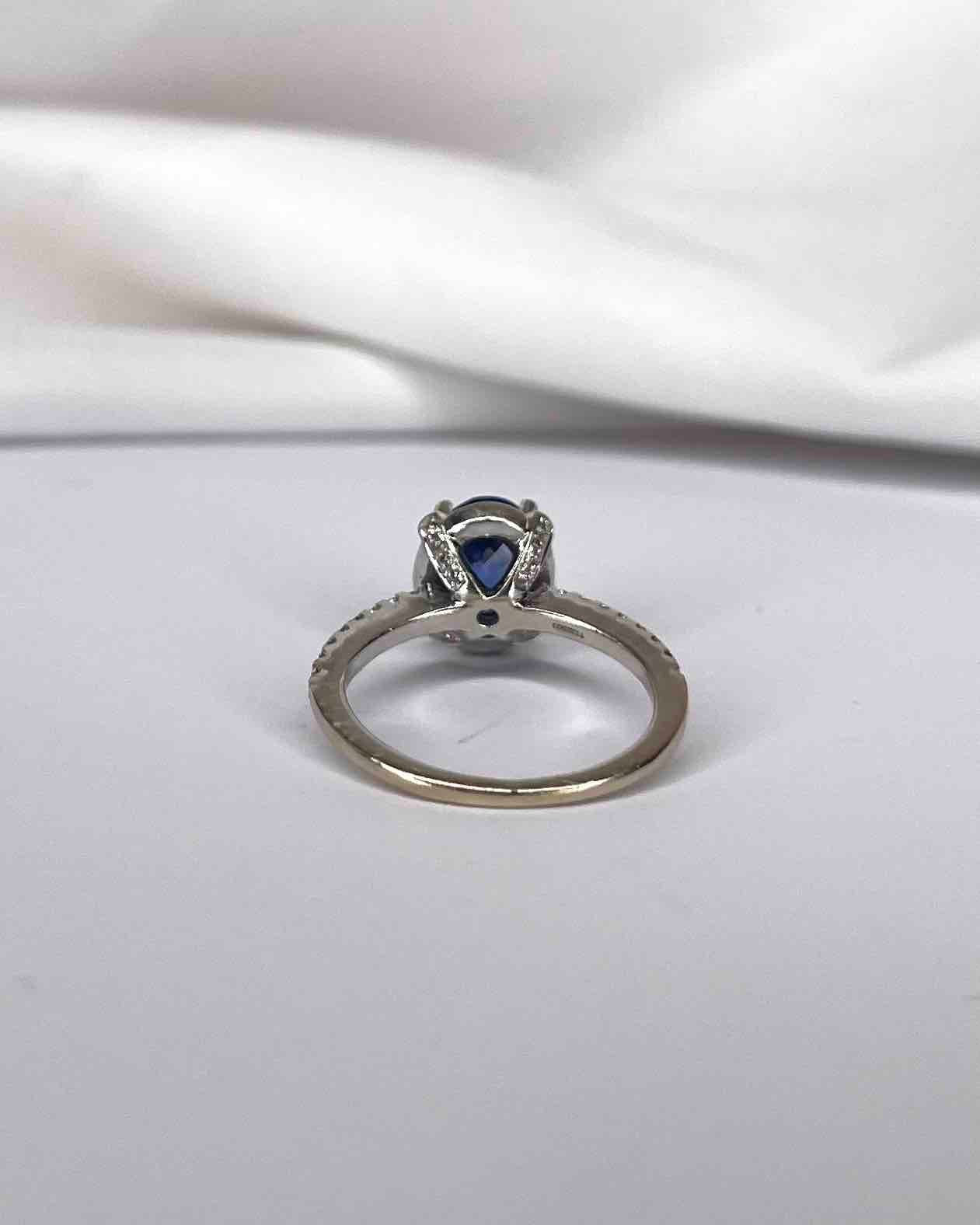 Bague Solitaire Saphir 1.56 carat &amp; 52 Diamants &quot;Sabine&quot; - Elliade Paris