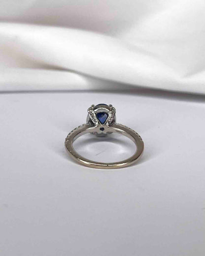 Bague Solitaire Saphir 1.56 carat &amp; 52 Diamants &quot;Sabine&quot; - Elliade Paris