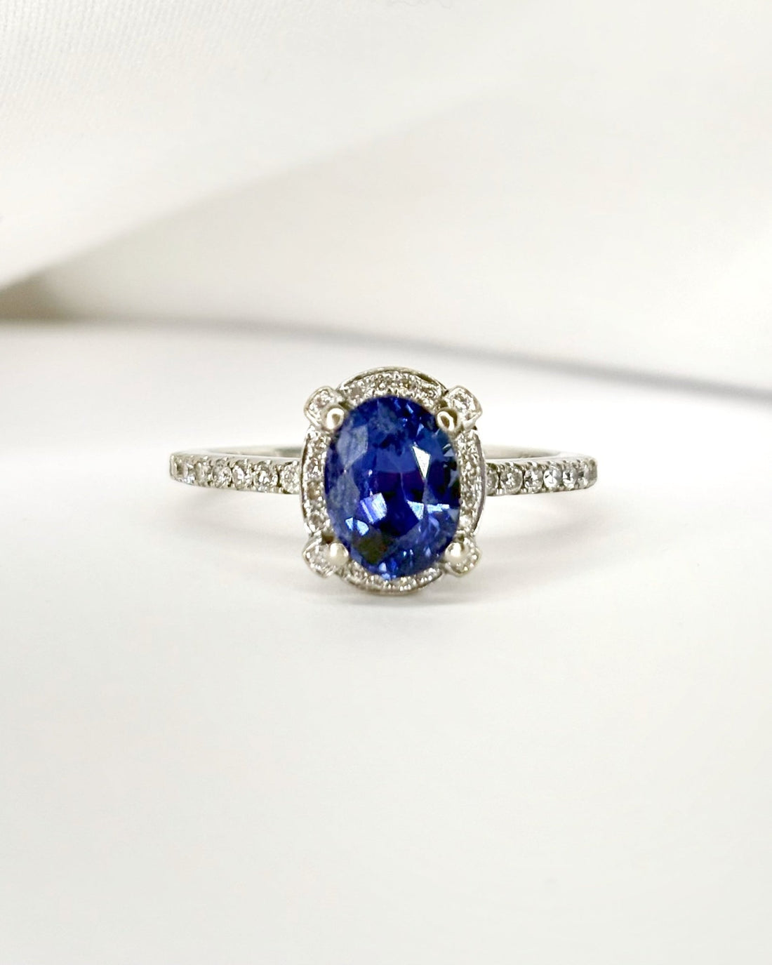 Bague Solitaire Saphir 1.56 carat &amp; 52 Diamants "Sabine" - Elliade Paris