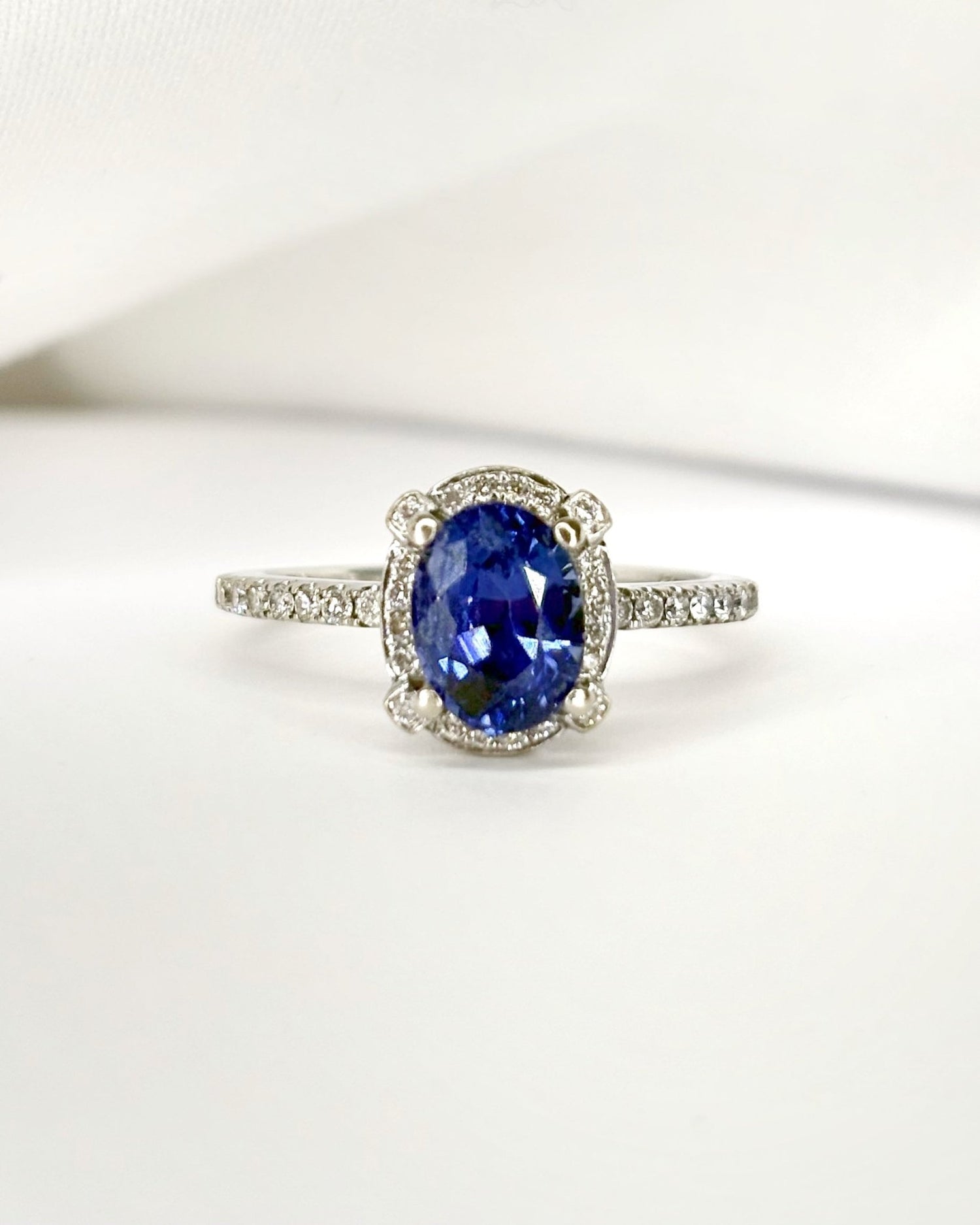 Bague Solitaire Saphir 1.56 carat &amp; 52 Diamants "Sabine" - Elliade Paris