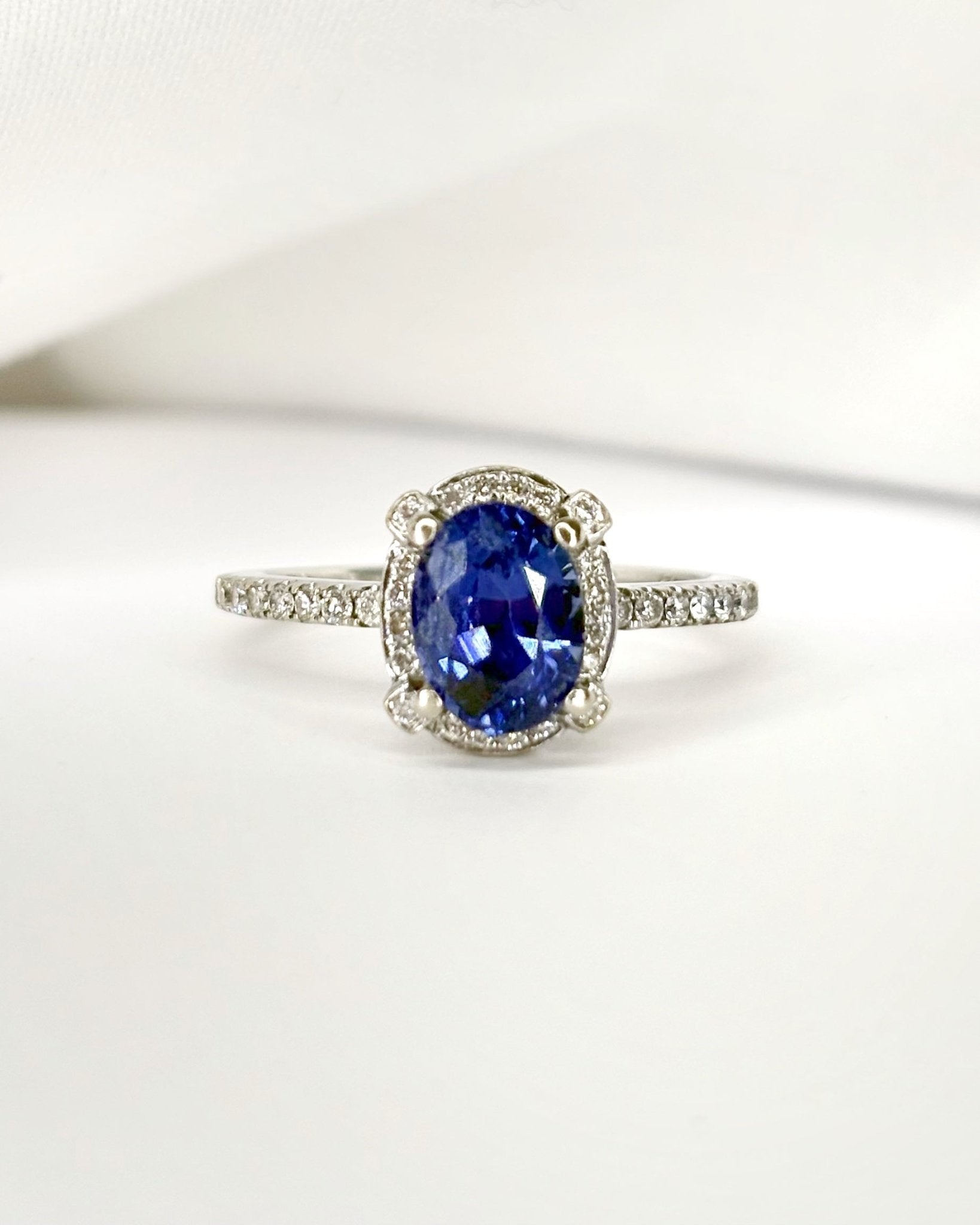 Bague Solitaire Saphir 1.56 carat &amp; 52 Diamants "Sabine" - Elliade Paris