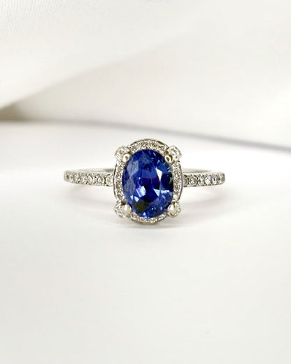 Bague Solitaire Saphir 1.56 carat &amp; 52 Diamants "Sabine" - Elliade Paris