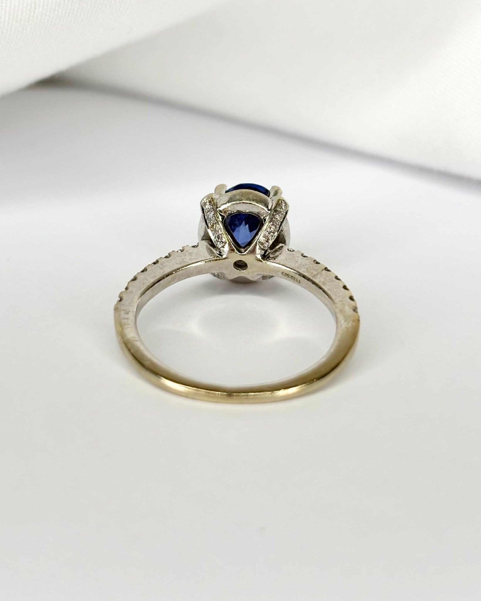 Bague Solitaire Saphir 1.56 carat &amp; 52 Diamants "Sabine" - Elliade Paris