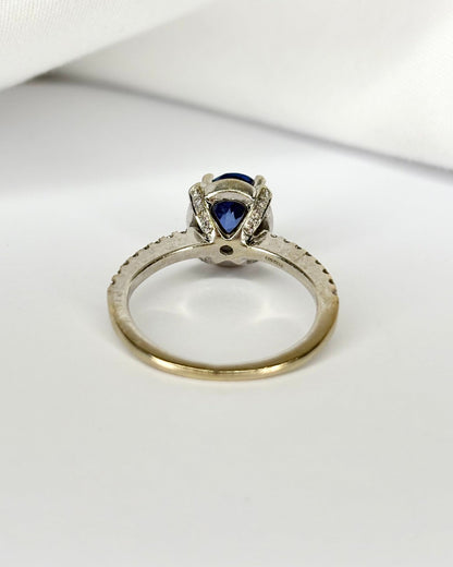 Bague Solitaire Saphir 1.56 carat &amp; 52 Diamants "Sabine" - Elliade Paris