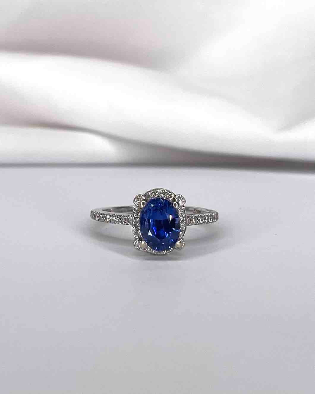 Bague Solitaire Saphir 1.56 carat &amp; 52 Diamants &quot;Sabine&quot; - Elliade Paris