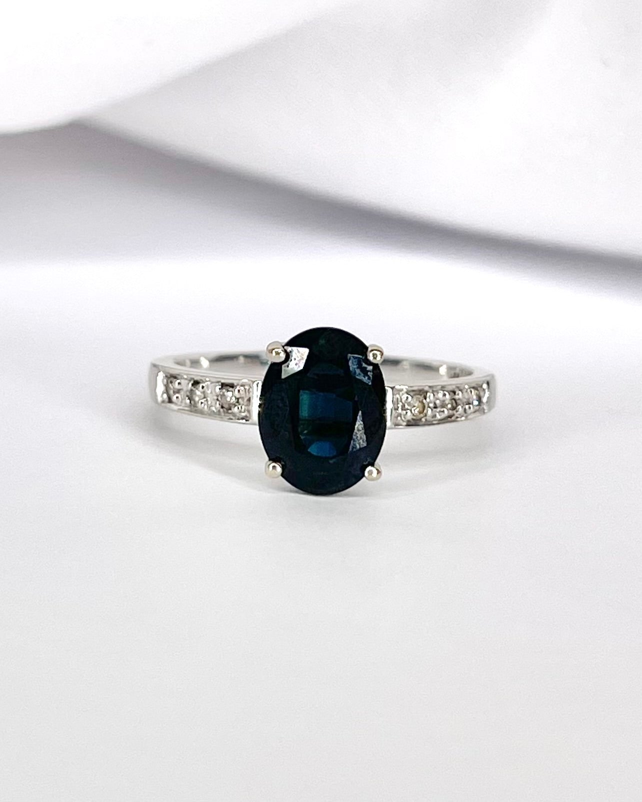 Bague Solitaire Saphir 2.10 carats &amp; 6 Diamants "Olivia" - Elliade Paris