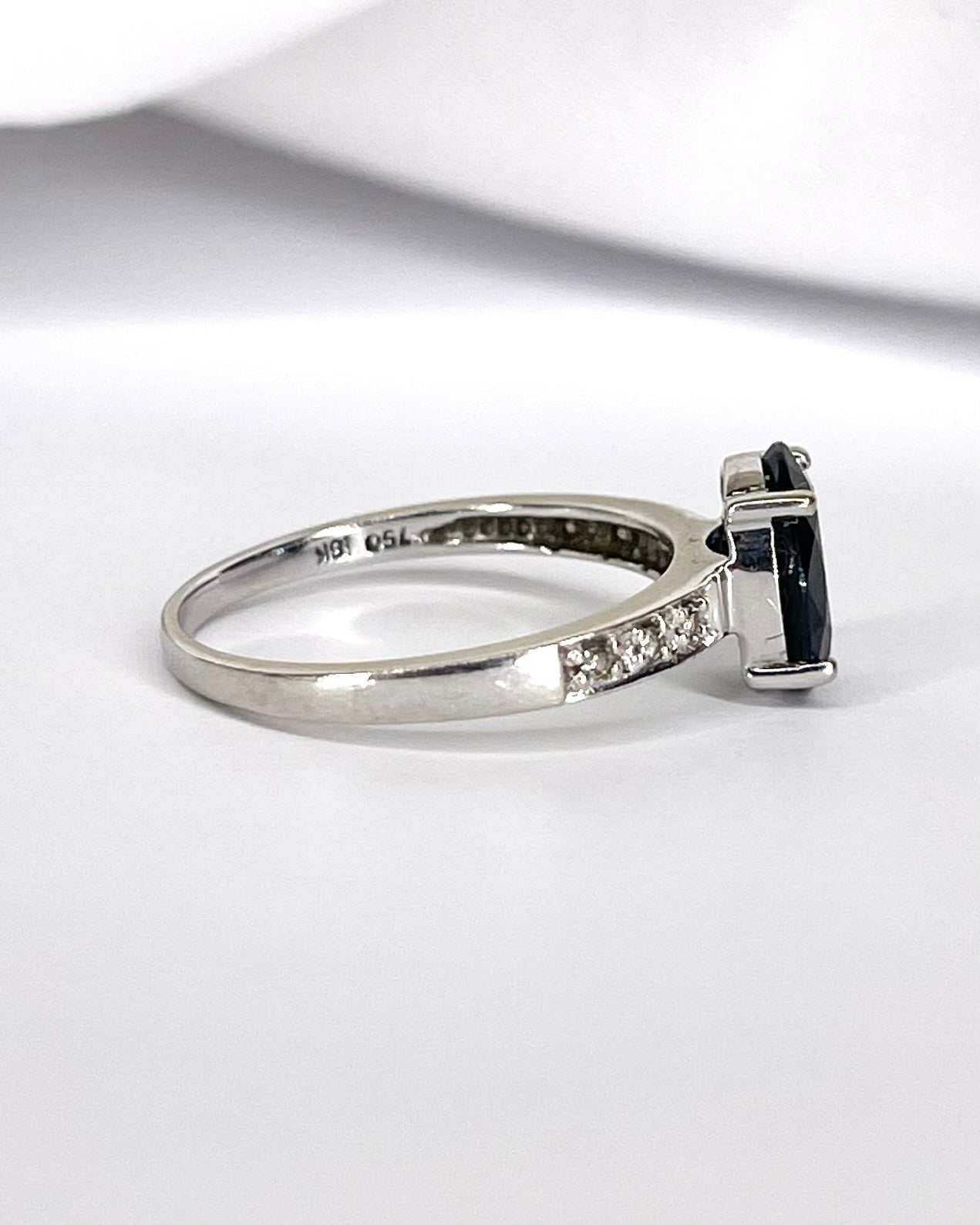Bague Solitaire Saphir 2.10 carats &amp; 6 Diamants "Olivia" - Elliade Paris
