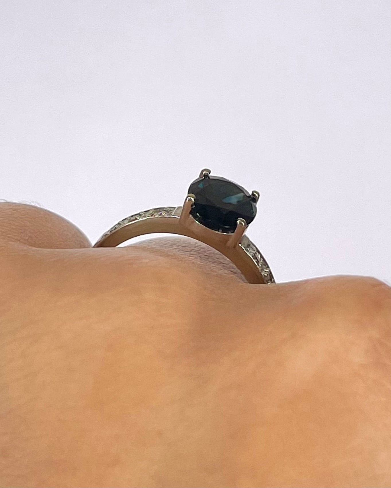 Bague Solitaire Saphir 2.10 carats &amp; 6 Diamants "Olivia" - Elliade Paris