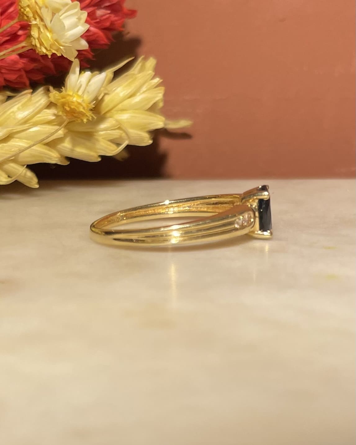 Bague Solitaire Saphir &amp; 4 Diamants "Rita" - Elliade Paris