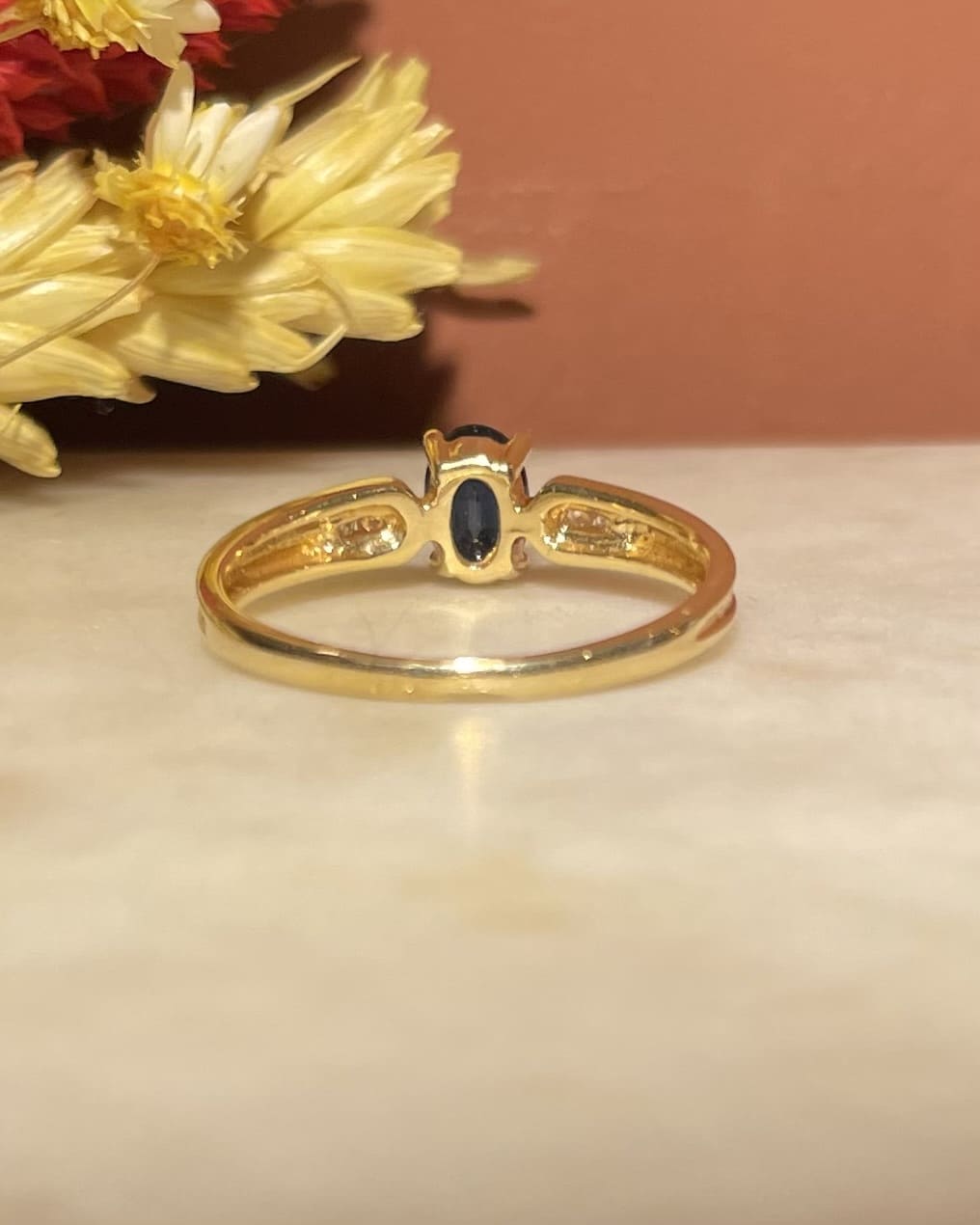 Bague Solitaire Saphir &amp; 4 Diamants "Rita" - Elliade Paris