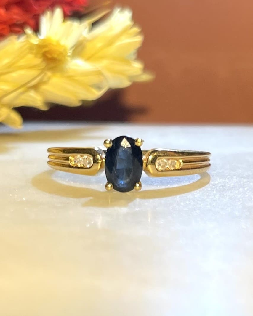 Bague Solitaire Saphir &amp; 4 Diamants "Rita" - Elliade Paris
