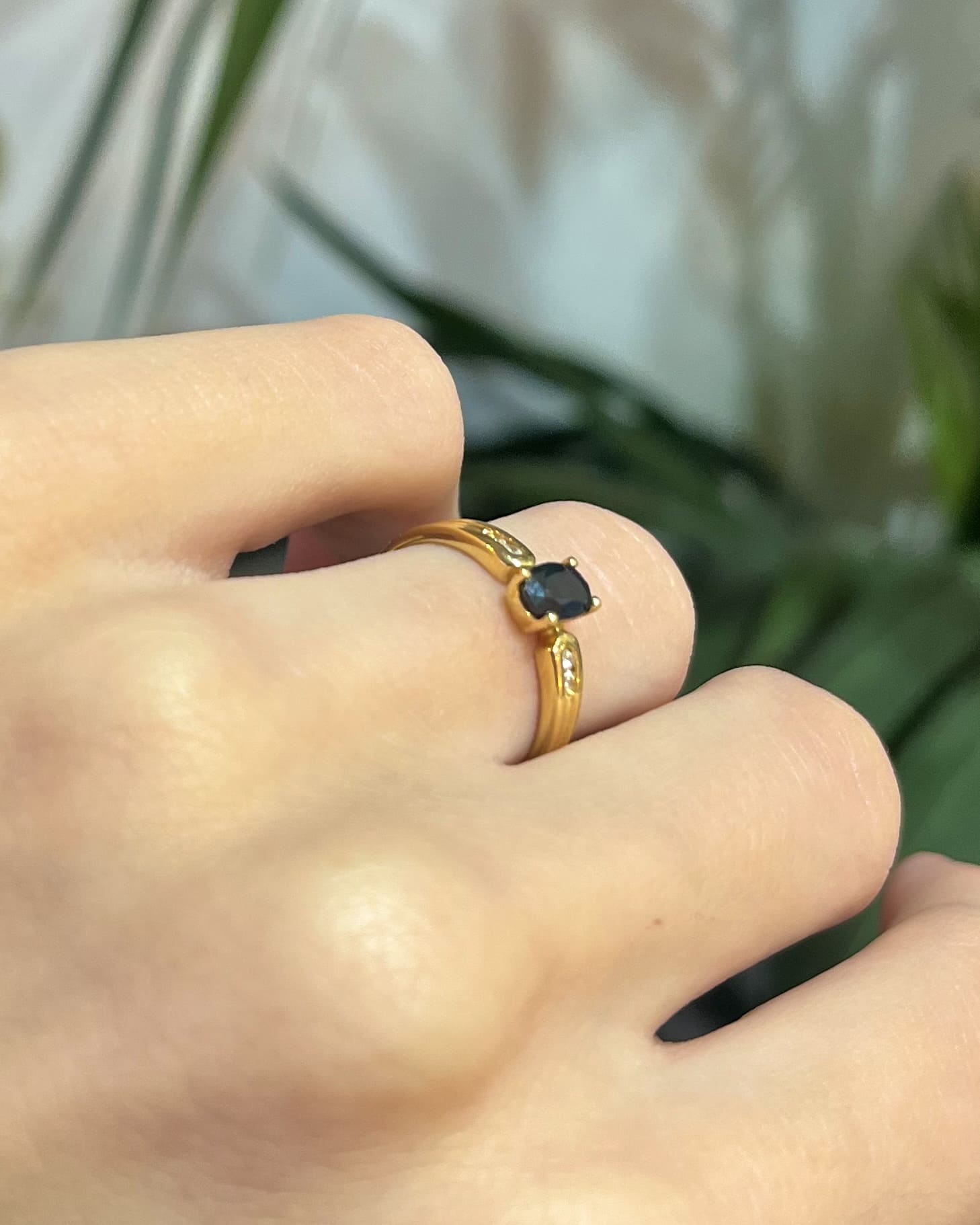 Bague Solitaire Saphir &amp; 4 Diamants "Rita" - Elliade Paris