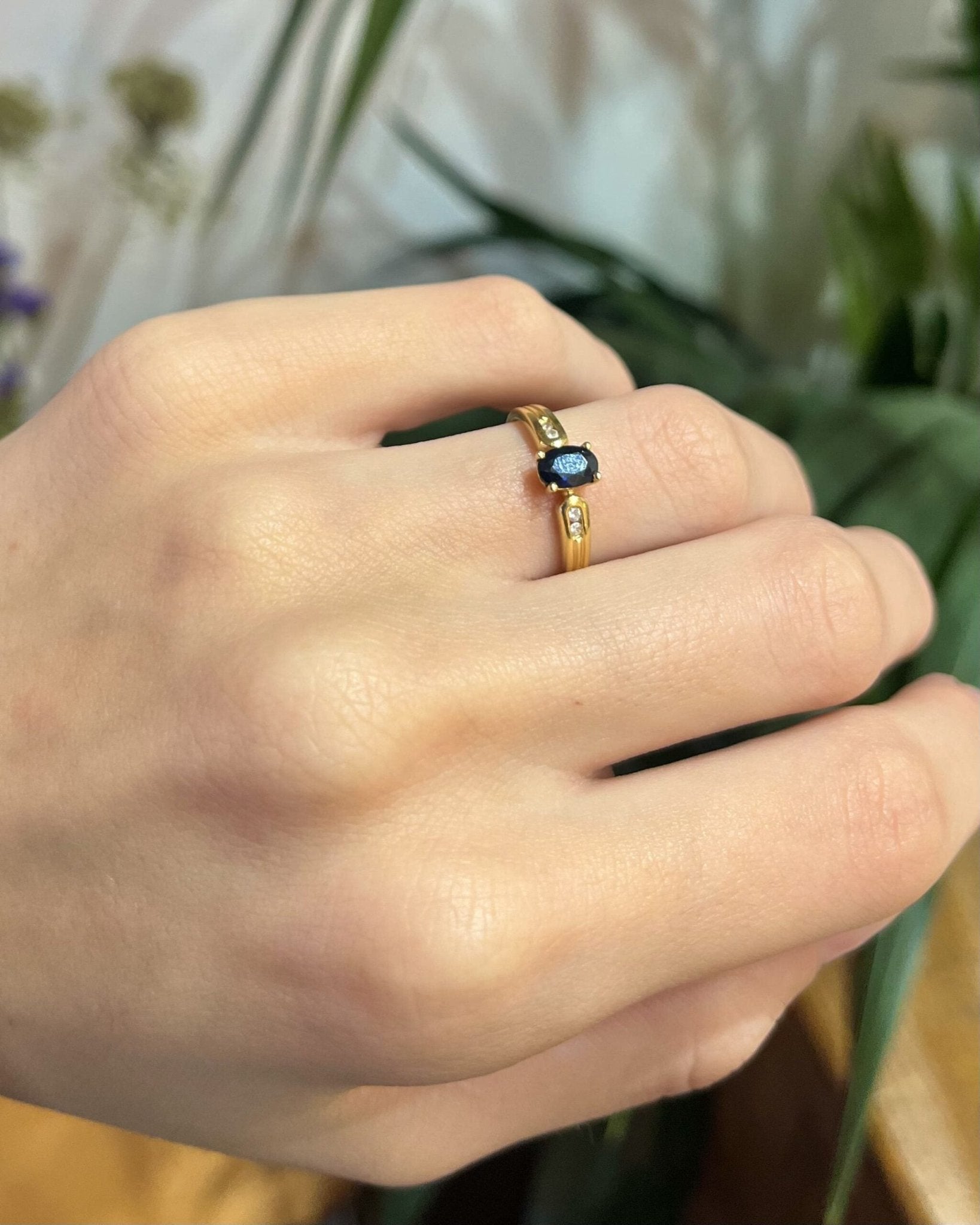 Bague Solitaire Saphir &amp; 4 Diamants "Rita" - Elliade Paris